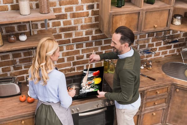 SKÆREBRÆT I GLAS 52x30 PEBERFRUGTER