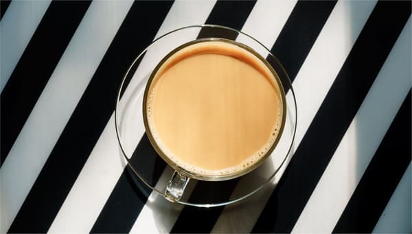 SKÆREBRÆT I GLAS 52x30 KAFFE