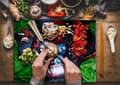 Miniatyrbild 3 av 11: SKÄRBRÄDA I GLASPLATTA 52x40 FRUKT