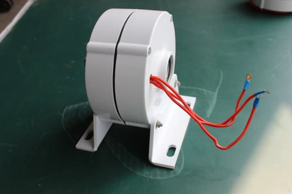 Vindkraftverk, effektiv drift vid låg hastighet, kompakt design,Med bas, 500W, 12V