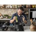 Miniatyrbild 9 av 11: Tefal Jamie Oliver Cook's Classics HA-grytan med glaslock 26 cm/4,1 L, svart