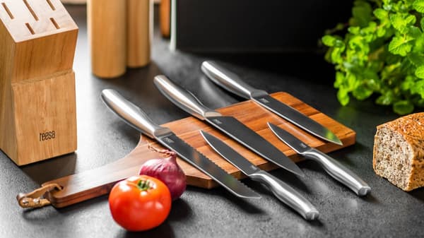 Set med köksknivar i ett block