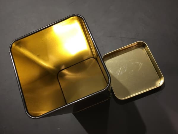 Tekande sort/guld dåse