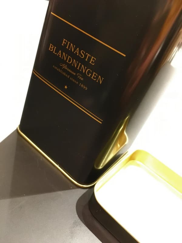 Tekande sort/guld dåse