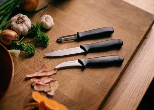 Fiskars - 1065600 - ENSEMBLE DE 3 COUTEAUX FÖR LAGNING AV GRÖNSAKER ESSENTIELLAR