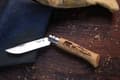 Miniatyrbild 6 av 9: OPINEL NO8 ANIMALIA AMERICA BEAR OAK STEINLESS, Opinel fällkniv björnmotiv