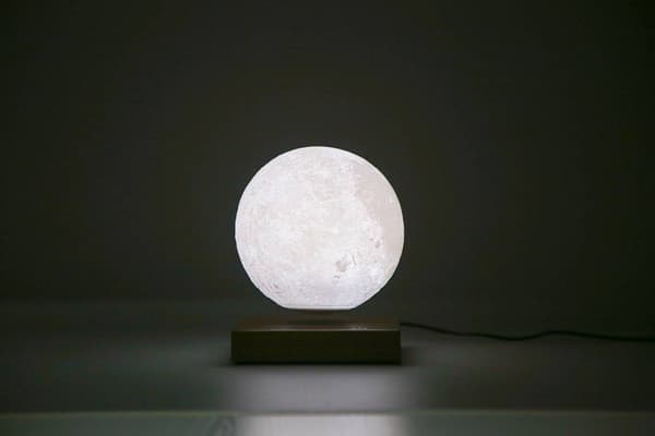 Svävande månglob med 3D-yta och induktionsdriven LED-belysning