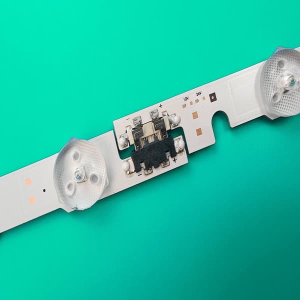 LED-nauvalamppu televisioille, 1150 mm pituus, 18 LED-helmeä, 3V jännite