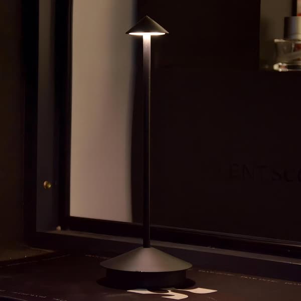 Alumiininen LED-pöytävalaisin säädettävällä kirkkaudella ja USB-latauksella - Svart