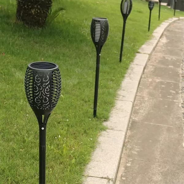 2 flammande LED-facklor på spett med solceller för fristaden (78 cm.)