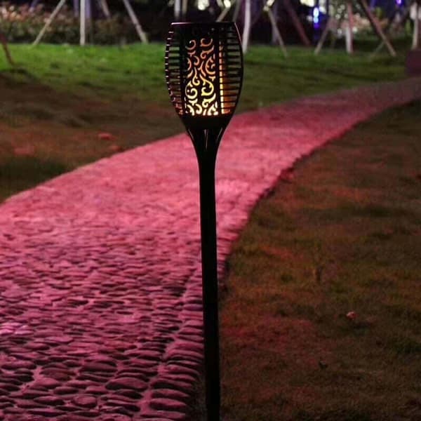 2 flammande LED-facklor på spett med solceller för fristaden (78 cm.)