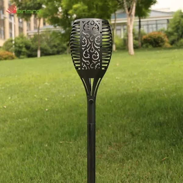 2 flammande LED-facklor på spett med solceller för fristaden (78 cm.)