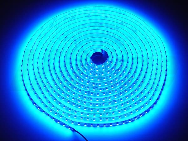 LED-strip kold hvid IP20, 120 LED (3528) 12W/ 1m 2800/5m LM, 4m rulle + Jackstik