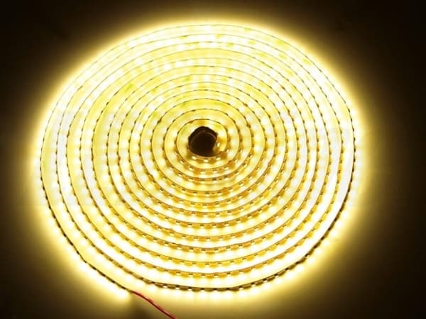 LED-strip varm hvid, LED-strip, rulle 5m 600/5m LED 3528 48W/5m 2800/5m LM, + fatning + transformer