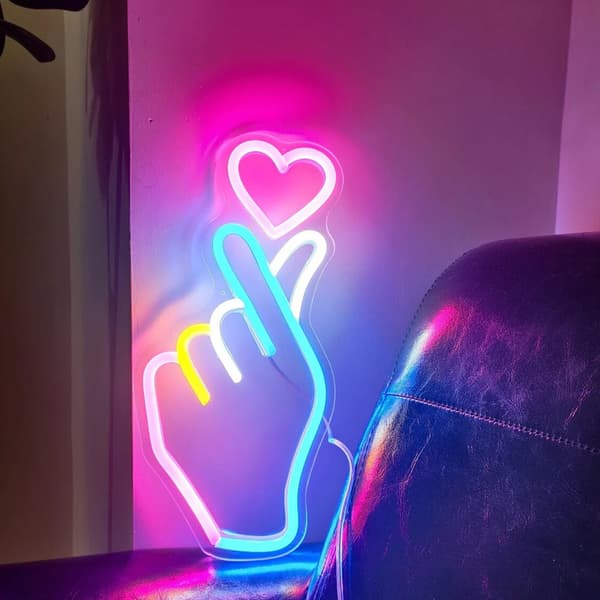 Bomclap Käsintehty sormisydän LED-neonkyltti – himmennettävä USB-seinävalaisin | Romanttinen hää- ja makuuhuonelahja 45cm