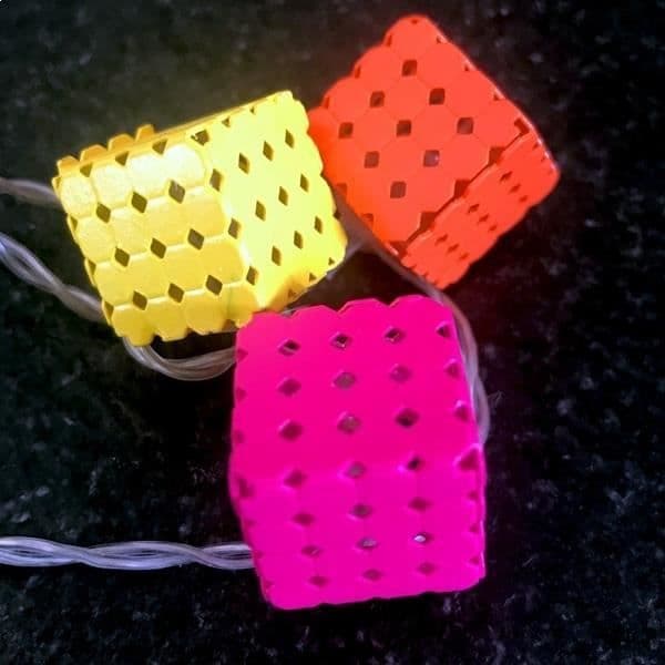 LED-girlang i form av perforerade kuber Romantisk dekoration * Antal kuber: 10 * girlangens längd: cirka 1,20