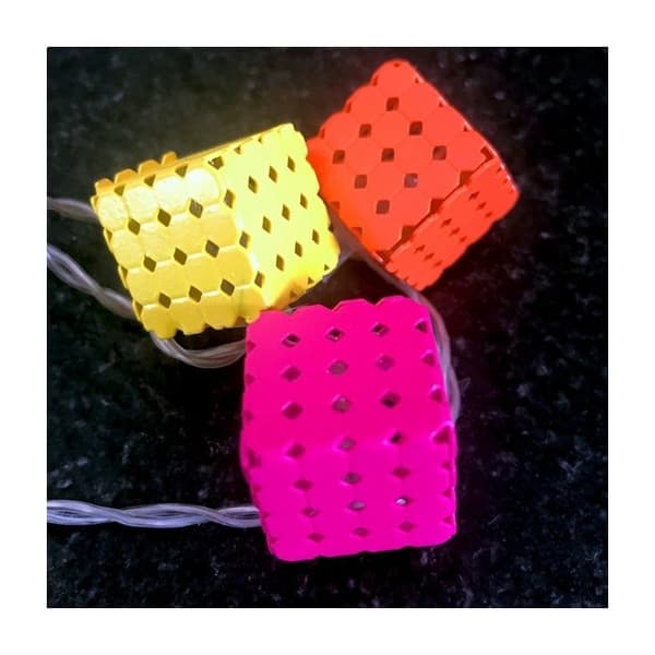 LED-girlang i form av perforerade kuber Romantisk dekoration * Antal kuber: 10 * girlangens längd: cirka 1,20