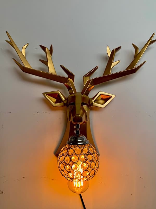 Deer - moderni koristeellinen kultainen peura seinävalaisin 53cm