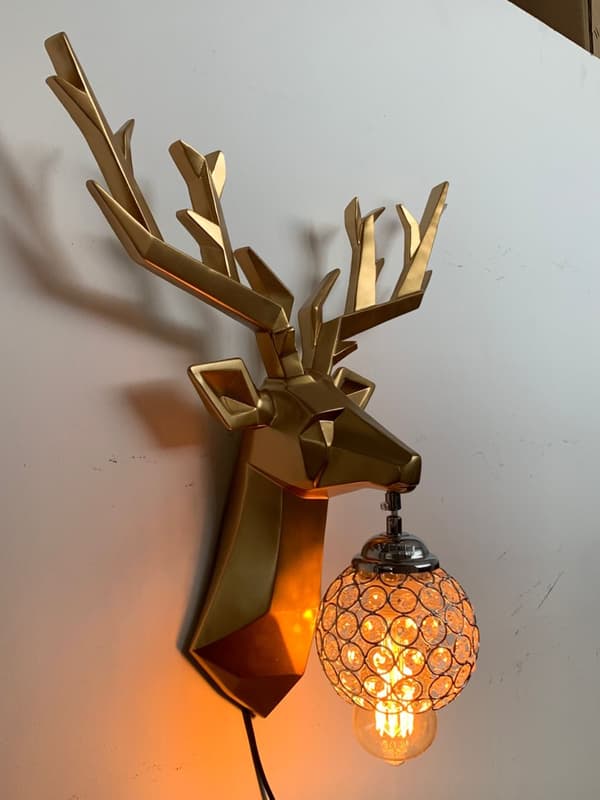 Deer - moderni koristeellinen kultainen peura seinävalaisin 53cm