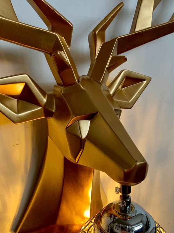 Deer - moderni koristeellinen kultainen peura seinävalaisin 53cm