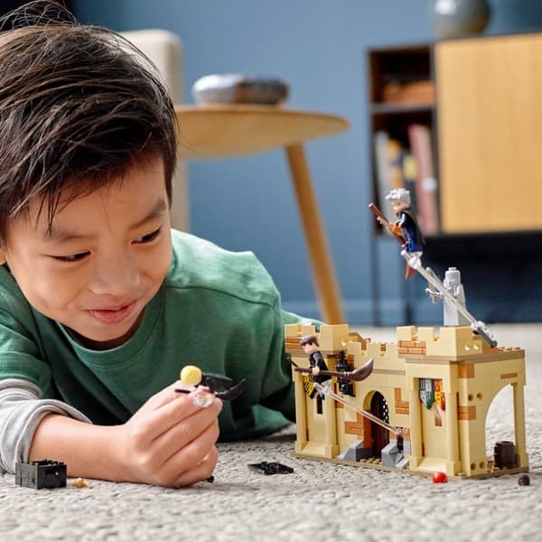 LEGO Harry Potter Hogwarts Första flyglektionen 76395