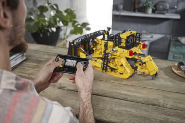 LEGO Technic Cat D11 bulldozer 42131