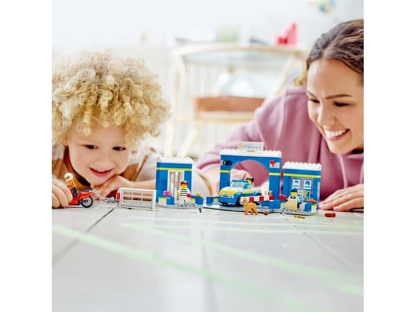 LEGO City 60370 Jakt vid polisstationen