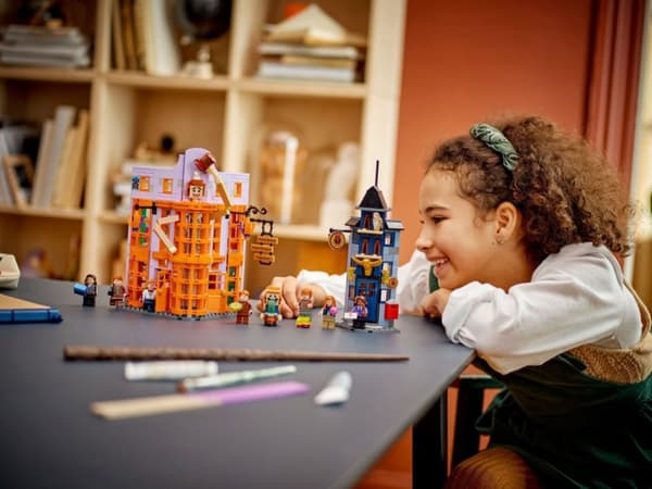 LEGO Harry Potter Diagongränden Weasleys vassa varor 76422