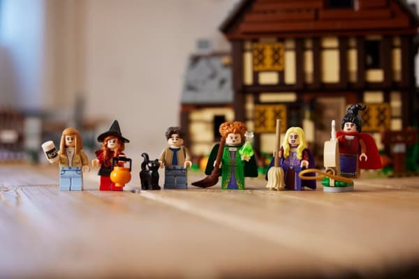 LEGO Ideas Disney Hocus Pocus Systrarna Sandersons stuga 21341