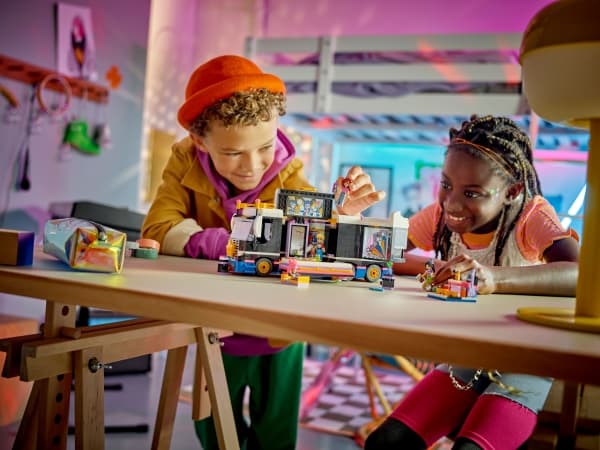 LEGO Friends 42619 Turnebuss for popstjerner