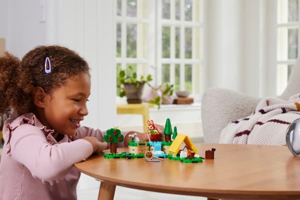 LEGO Animal Crossing 77047 Bunnie ulkoilua harrastamassa