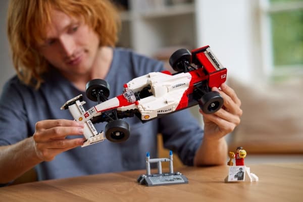 LEGO Icons 10330 McLaren MP4/4 og Ayrton Senna