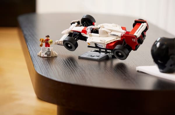 LEGO Icons 10330 McLaren MP4/4 og Ayrton Senna