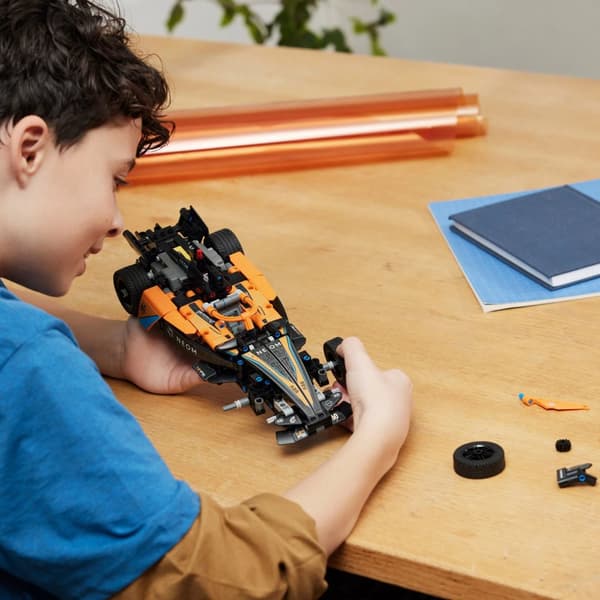 LEGO® Technic NEOM McLaren Formula E racerbil 42169