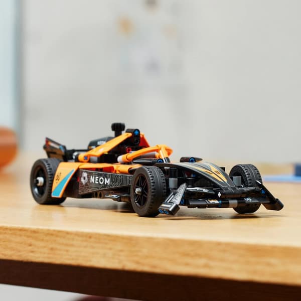 LEGO® Technic NEOM McLaren Formula E racerbil 42169