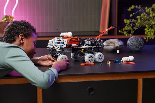 LEGO® Technic Rover för utforskning på Mars 42180