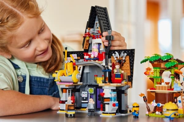 LEGO Despicable Me 75583 Minions and Gru's Family Mansion