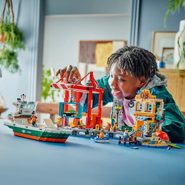 LEGO City Kusthamn med lastfartyg 60422