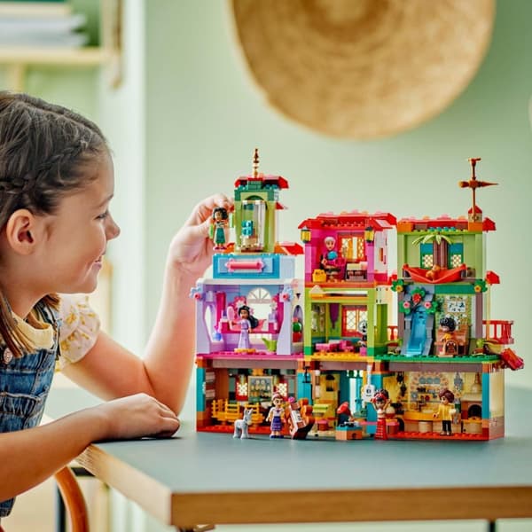 LEGO Disney Familjen Madrigals magiska hus 43245