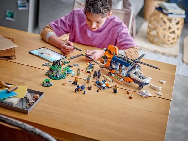 LEGO® City Djungelhelikopter och basläger 60437