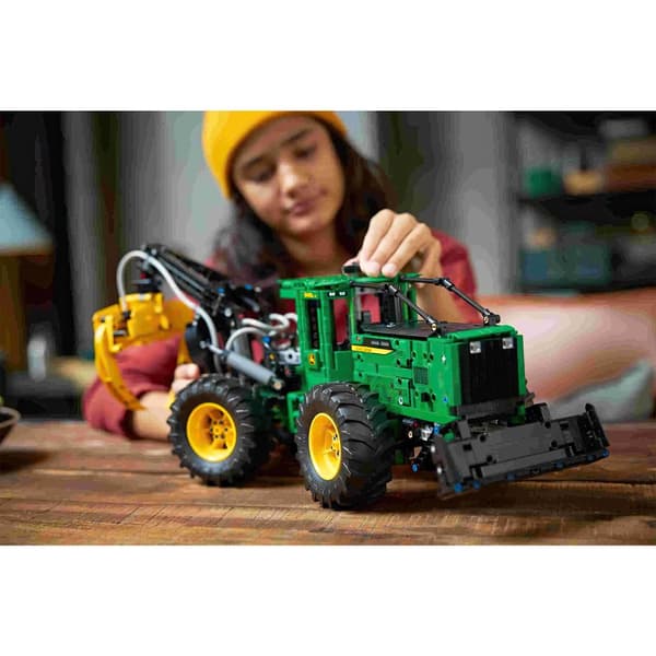 LEGO Technic John Deere 948L-II Byggsats med Fyrhjulsdrift och Mekanisk Klo
