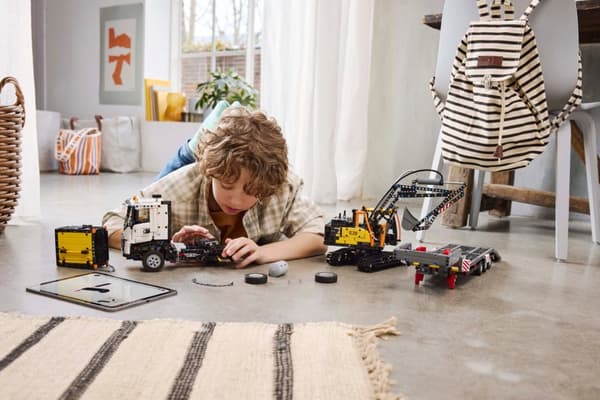 LEGO® Technic Volvo FMX lastbil & EC230 elgrävmaskin 42175