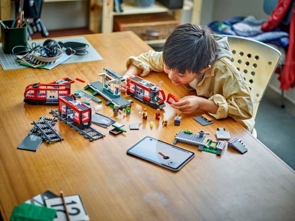 LEGO® City Spårvagn och station 60423
