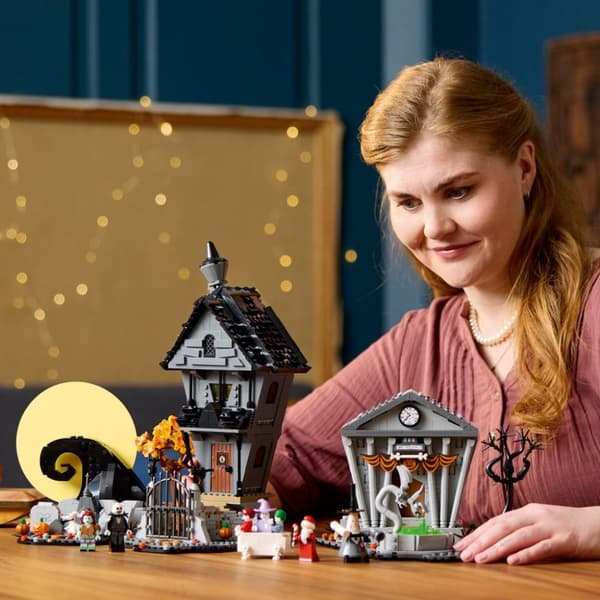 LEGO Ideas Disney Tim Burtons The Nightmare Before Christmas 21351