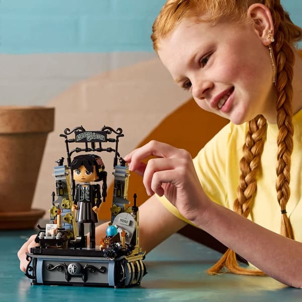 LEGO Wednesday 76780 Figur av Wednesday Addams