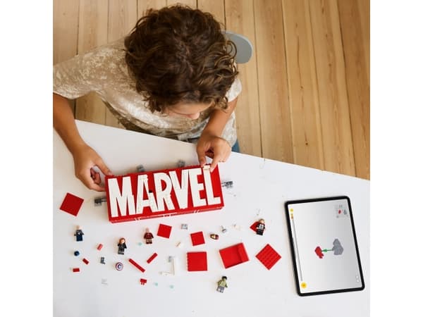 LEGO Super Heroes 76313 MARVEL logo og minifigurer
