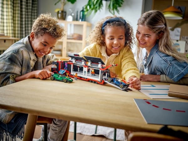 LEGO City 60445 F1-trailer med F1 RB20 og AMR24