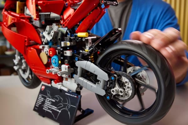 LEGO Technic 42202 Ducati Panigale V4 S motorsykkel
