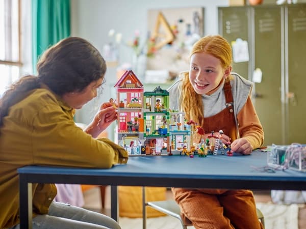 LEGO Friends 42670 Heartlake Citys lägenheter och butiker