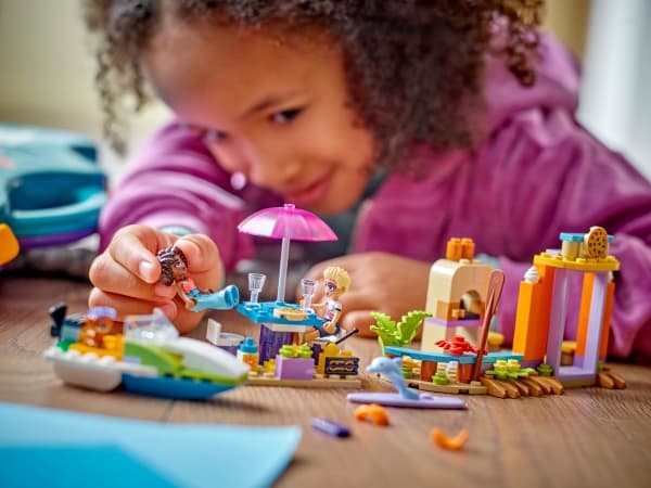 LEGO Friends 42672 Kreativ reise- og strandkoffert